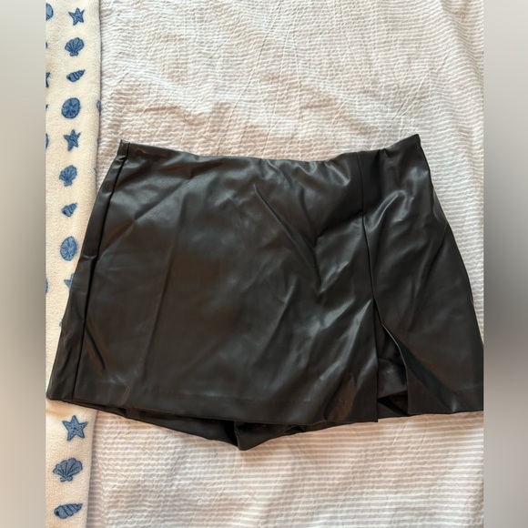Black Faux Leather Mini Skort NWT size 8 - Picture 1 of 3
